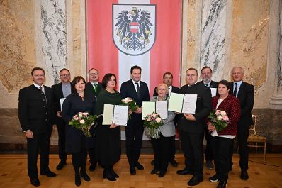 Herr Bundesminister Norbert Totschnig verlieh den Berufstitel &quot;&Ouml;konomierat / &Ouml;konomier&auml;tin&quot; im Namen des Herrn Bundespr&auml;sidenten Dr. Alexander Van der Bellen im Regierungsgeb&auml;ude am Stubenring.