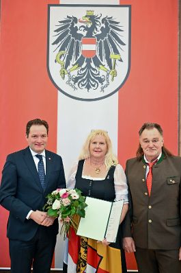 Herr Bundesminister Norbert Totschnig verlieh den Berufstitel &quot;&Ouml;konomierat / &Ouml;konomier&auml;tin&quot; im Namen des Herrn Bundespr&auml;sidenten Dr. Alexander Van der Bellen im Regierungsgeb&auml;ude am Stubenring.