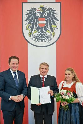 Herr Bundesminister Norbert Totschnig verlieh den Berufstitel &quot;&Ouml;konomierat / &Ouml;konomier&auml;tin&quot; im Namen des Herrn Bundespr&auml;sidenten Dr. Alexander Van der Bellen im Regierungsgeb&auml;ude am Stubenring.