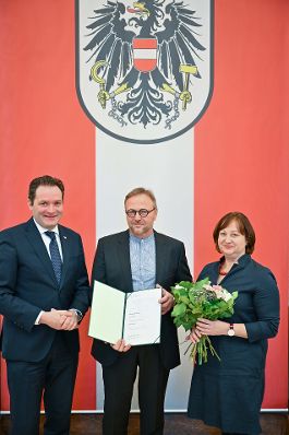 Herr Bundesminister Norbert Totschnig verlieh den Berufstitel &quot;&Ouml;konomierat / &Ouml;konomier&auml;tin&quot; im Namen des Herrn Bundespr&auml;sidenten Dr. Alexander Van der Bellen im Regierungsgeb&auml;ude am Stubenring.