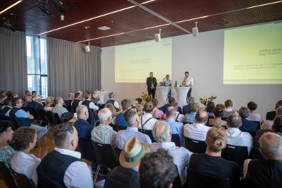 Herr Bundesminister Norbert Totschnig hielt Gru&szlig;worte beim 50-j&auml;hrigen Vereinsjubil&auml;um der Pferdezucht Austria in Wels.