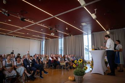 Herr Bundesminister Norbert Totschnig hielt Gru&szlig;worte beim 50-j&auml;hrigen Vereinsjubil&auml;um der Pferdezucht Austria in Wels.