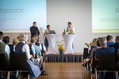 Herr Bundesminister Norbert Totschnig hielt Gru&szlig;worte beim 50-j&auml;hrigen Vereinsjubil&auml;um der Pferdezucht Austria in Wels.
