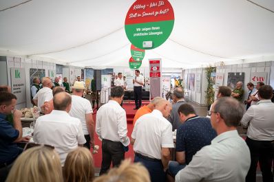Bei der Welser Messe 2024 fand die j&auml;hrliche AMA-Hoftafelverleihung statt. Herr Bundesminister Norbert Totschnig nahm daran teil und zeichnete die Betriebe aus.