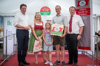 Bei der Welser Messe 2024 fand die j&auml;hrliche AMA-Hoftafelverleihung statt. Herr Bundesminister Norbert Totschnig nahm daran teil und zeichnete die Betriebe aus.