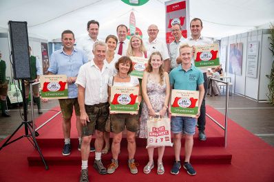 Bei der Welser Messe 2024 fand die j&auml;hrliche AMA-Hoftafelverleihung statt. Herr Bundesminister Norbert Totschnig nahm daran teil und zeichnete die Betriebe aus.