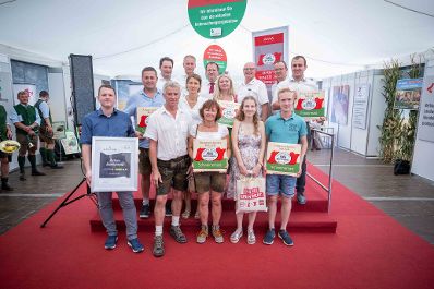 Bei der Welser Messe 2024 fand die j&auml;hrliche AMA-Hoftafelverleihung statt. Herr Bundesminister Norbert Totschnig nahm daran teil und zeichnete die Betriebe aus.