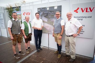 Bei der Welser Messe 2024 fand die j&auml;hrliche AMA-Hoftafelverleihung statt. Herr Bundesminister Norbert Totschnig nahm daran teil und zeichnete die Betriebe aus.