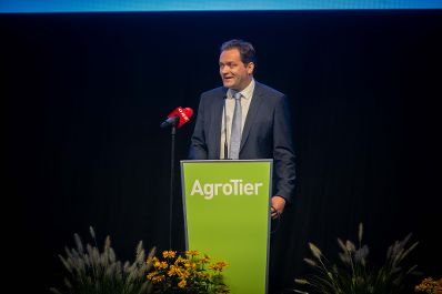 Herr Bundesminister Norbert Totschnig besuchte die Welser Messe 2024. Dabei hielt er eine Er&ouml;ffnungs-Rede und machte einen Rundgang durch das Messegel&auml;nde.
