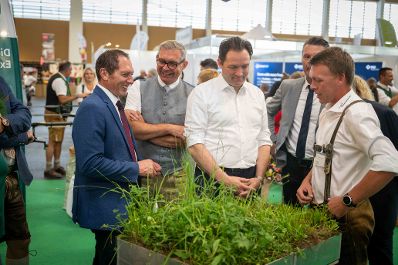 Herr Bundesminister Norbert Totschnig besuchte die Welser Messe 2024. Dabei hielt er eine Er&ouml;ffnungs-Rede und machte einen Rundgang durch das Messegel&auml;nde.