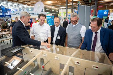 Herr Bundesminister Norbert Totschnig besuchte die Welser Messe 2024. Dabei hielt er eine Er&ouml;ffnungs-Rede und machte einen Rundgang durch das Messegel&auml;nde.
