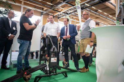 Herr Bundesminister Norbert Totschnig besuchte die Welser Messe 2024. Dabei hielt er eine Er&ouml;ffnungs-Rede und machte einen Rundgang durch das Messegel&auml;nde.