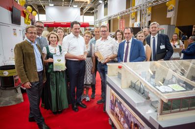 Herr Bundesminister Norbert Totschnig besuchte die Welser Messe 2024. Dabei hielt er eine Er&ouml;ffnungs-Rede und machte einen Rundgang durch das Messegel&auml;nde.