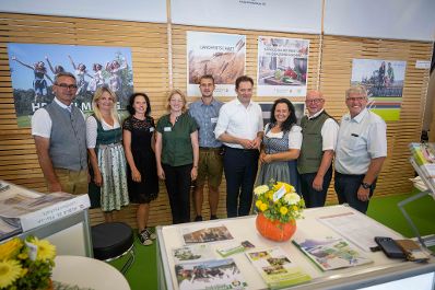 Herr Bundesminister Norbert Totschnig besuchte die Welser Messe 2024. Dabei hielt er eine Er&ouml;ffnungs-Rede und machte einen Rundgang durch das Messegel&auml;nde.