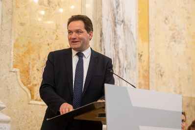 Bundesminister Norbert Totschnig zeichnete im Rahmen eines Festaktes landwirtschaftliche Erfolgsbetriebe aus. Innovation, Autonomie, Selbstverwirklichung, Netzwerke und soziale Faktoren haben sich dabei als erfolgsentscheidend herausgestellt.