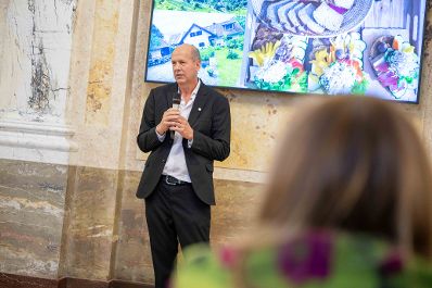 Bundesminister Norbert Totschnig zeichnete im Rahmen eines Festaktes landwirtschaftliche Erfolgsbetriebe aus. Innovation, Autonomie, Selbstverwirklichung, Netzwerke und soziale Faktoren haben sich dabei als erfolgsentscheidend herausgestellt.