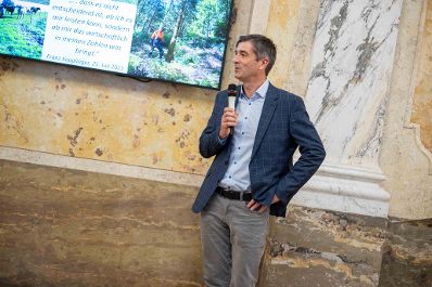 Bundesminister Norbert Totschnig zeichnete im Rahmen eines Festaktes landwirtschaftliche Erfolgsbetriebe aus. Innovation, Autonomie, Selbstverwirklichung, Netzwerke und soziale Faktoren haben sich dabei als erfolgsentscheidend herausgestellt.