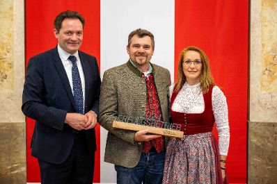 Bundesminister Norbert Totschnig zeichnete im Rahmen eines Festaktes landwirtschaftliche Erfolgsbetriebe aus. Innovation, Autonomie, Selbstverwirklichung, Netzwerke und soziale Faktoren haben sich dabei als erfolgsentscheidend herausgestellt.