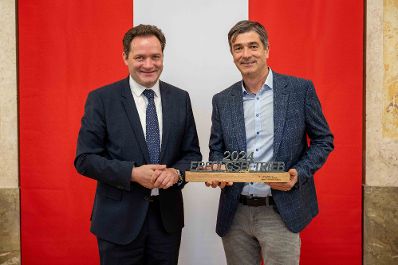 Bundesminister Norbert Totschnig zeichnete im Rahmen eines Festaktes landwirtschaftliche Erfolgsbetriebe aus. Innovation, Autonomie, Selbstverwirklichung, Netzwerke und soziale Faktoren haben sich dabei als erfolgsentscheidend herausgestellt.
