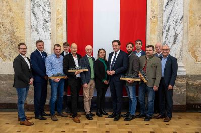 Bundesminister Norbert Totschnig zeichnete im Rahmen eines Festaktes landwirtschaftliche Erfolgsbetriebe aus. Innovation, Autonomie, Selbstverwirklichung, Netzwerke und soziale Faktoren haben sich dabei als erfolgsentscheidend herausgestellt.