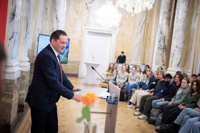Am Mittwoch dem 19. November 2024 besuchten Sch&uuml;lerinnen und Sch&uuml;ler aus dem Gymnasium Lienz den Herrn Bundesminister Norbert Totschnig im Regierungsgeb&auml;ude am Stubenring.