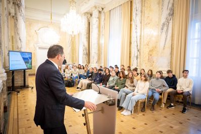 Am Mittwoch dem 19. November 2024 besuchten Sch&uuml;lerinnen und Sch&uuml;ler aus dem Gymnasium Lienz den Herrn Bundesminister Norbert Totschnig im Regierungsgeb&auml;ude am Stubenring.