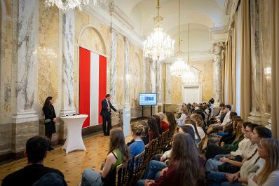 Am Mittwoch dem 19. November 2024 besuchten Sch&uuml;lerinnen und Sch&uuml;ler aus dem Gymnasium Lienz den Herrn Bundesminister Norbert Totschnig im Regierungsgeb&auml;ude am Stubenring.