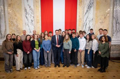 Am Mittwoch dem 19. November 2024 besuchten Sch&uuml;lerinnen und Sch&uuml;ler aus dem Gymnasium Lienz den Herrn Bundesminister Norbert Totschnig im Regierungsgeb&auml;ude am Stubenring.