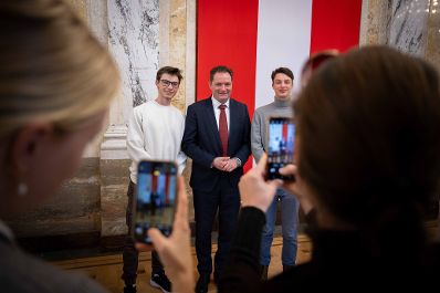 Am Mittwoch dem 19. November 2024 besuchten Sch&uuml;lerinnen und Sch&uuml;ler aus dem Gymnasium Lienz den Herrn Bundesminister Norbert Totschnig im Regierungsgeb&auml;ude am Stubenring.