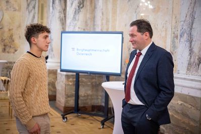 Am Mittwoch dem 19. November 2024 besuchten Sch&uuml;lerinnen und Sch&uuml;ler aus dem Gymnasium Lienz den Herrn Bundesminister Norbert Totschnig im Regierungsgeb&auml;ude am Stubenring.