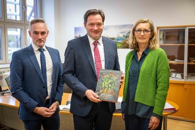 Am 12. November 2024 besuchte Bundesminister Norbert Totschnig die HBLFA Sch&ouml;nbrunn, eine Dienststelle des Bundesministeriums f&uuml;r Land- und Forstwirtschaft, Regionen und Wasserwirtschaft.