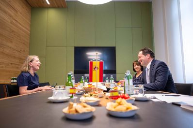 Die spanische Botschafterin Aurora Mejia besuchte Herrn Bundesminister Norbert Totschnig im Regierungsgeb&auml;ude am Stubenring
