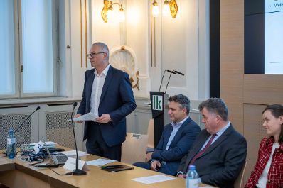 In Vertretung des Herrn Bundesministers Norbert Totschnig &uuml;bergab Herr Generalsekret&auml;r Mag. Dr. Johannes Abentung Dekrete an die Mitglieder des LFBAG Beirats.
