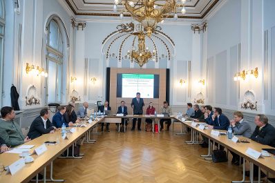 In Vertretung des Herrn Bundesministers Norbert Totschnig &uuml;bergab Herr Generalsekret&auml;r Mag. Dr. Johannes Abentung Dekrete an die Mitglieder des LFBAG Beirats.