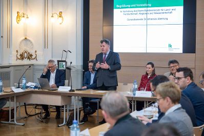 In Vertretung des Herrn Bundesministers Norbert Totschnig &uuml;bergab Herr Generalsekret&auml;r Mag. Dr. Johannes Abentung Dekrete an die Mitglieder des LFBAG Beirats.