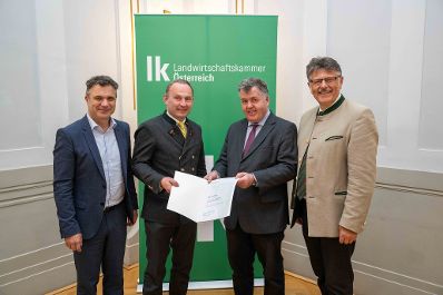 In Vertretung des Herrn Bundesministers Norbert Totschnig &uuml;bergab Herr Generalsekret&auml;r Mag. Dr. Johannes Abentung Dekrete an die Mitglieder des LFBAG Beirats.