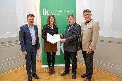 In Vertretung des Herrn Bundesministers Norbert Totschnig &uuml;bergab Herr Generalsekret&auml;r Mag. Dr. Johannes Abentung Dekrete an die Mitglieder des LFBAG Beirats.