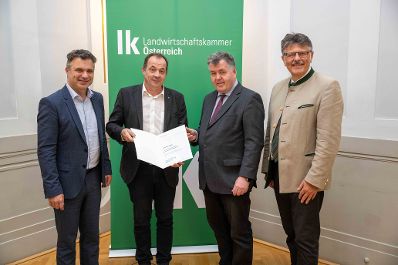In Vertretung des Herrn Bundesministers Norbert Totschnig &uuml;bergab Herr Generalsekret&auml;r Mag. Dr. Johannes Abentung Dekrete an die Mitglieder des LFBAG Beirats.