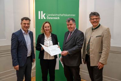 In Vertretung des Herrn Bundesministers Norbert Totschnig &uuml;bergab Herr Generalsekret&auml;r Mag. Dr. Johannes Abentung Dekrete an die Mitglieder des LFBAG Beirats.