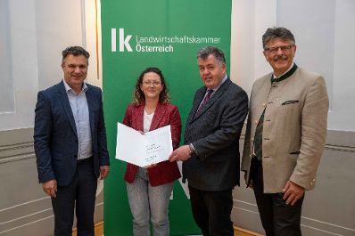 In Vertretung des Herrn Bundesministers Norbert Totschnig &uuml;bergab Herr Generalsekret&auml;r Mag. Dr. Johannes Abentung Dekrete an die Mitglieder des LFBAG Beirats.