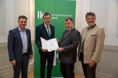 In Vertretung des Herrn Bundesministers Norbert Totschnig &uuml;bergab Herr Generalsekret&auml;r Mag. Dr. Johannes Abentung Dekrete an die Mitglieder des LFBAG Beirats.