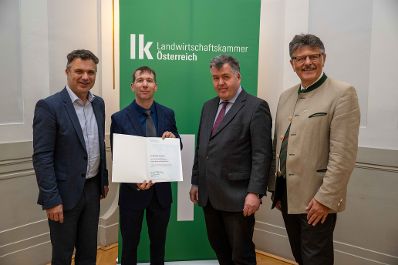 In Vertretung des Herrn Bundesministers Norbert Totschnig &uuml;bergab Herr Generalsekret&auml;r Mag. Dr. Johannes Abentung Dekrete an die Mitglieder des LFBAG Beirats.