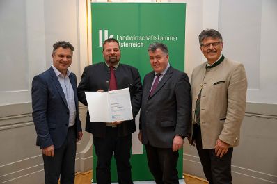 In Vertretung des Herrn Bundesministers Norbert Totschnig &uuml;bergab Herr Generalsekret&auml;r Mag. Dr. Johannes Abentung Dekrete an die Mitglieder des LFBAG Beirats.