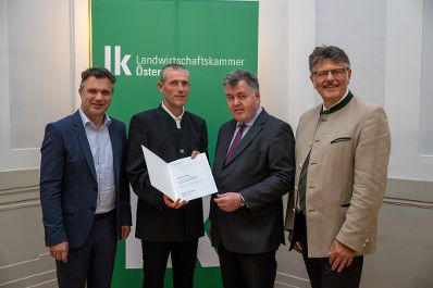 In Vertretung des Herrn Bundesministers Norbert Totschnig &uuml;bergab Herr Generalsekret&auml;r Mag. Dr. Johannes Abentung Dekrete an die Mitglieder des LFBAG Beirats.