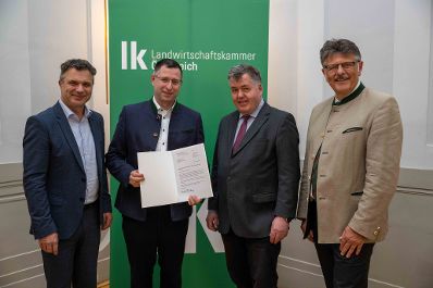 In Vertretung des Herrn Bundesministers Norbert Totschnig &uuml;bergab Herr Generalsekret&auml;r Mag. Dr. Johannes Abentung Dekrete an die Mitglieder des LFBAG Beirats.