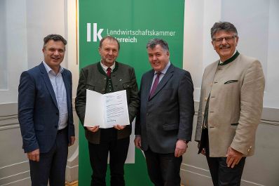 In Vertretung des Herrn Bundesministers Norbert Totschnig &uuml;bergab Herr Generalsekret&auml;r Mag. Dr. Johannes Abentung Dekrete an die Mitglieder des LFBAG Beirats.