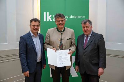 In Vertretung des Herrn Bundesministers Norbert Totschnig &uuml;bergab Herr Generalsekret&auml;r Mag. Dr. Johannes Abentung Dekrete an die Mitglieder des LFBAG Beirats.