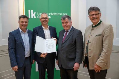 In Vertretung des Herrn Bundesministers Norbert Totschnig &uuml;bergab Herr Generalsekret&auml;r Mag. Dr. Johannes Abentung Dekrete an die Mitglieder des LFBAG Beirats.