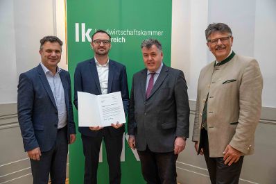 In Vertretung des Herrn Bundesministers Norbert Totschnig &uuml;bergab Herr Generalsekret&auml;r Mag. Dr. Johannes Abentung Dekrete an die Mitglieder des LFBAG Beirats.