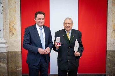 Herr Bundesminister Norbert Totschnig verlieh verschiedene Ehrenzeichen sowie auch Berufstitel im Marmorsaal im Regierungsgeb&auml;ude am Stubenring.